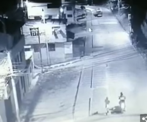 Người phụ nữ bế bé trai tới bệnh viện tuyên bố vừa sinh con, bác sĩ kiểm tra phát hiện điều kinh hoàng