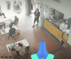 Tai nạn hy hữu: Lái xe máy lao thẳng vào quán ăn khiến các thực khách giật mình hoảng hốt