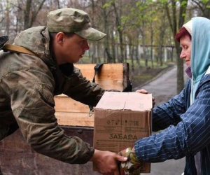 Thị trưởng Ukraine bị cáo buộc phản quốc vì 'đón' quân đội Nga, nhận viện trợ nhân đạo