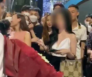 Trai đẹp chân thành ôm bó hoa polime tỏ tình giữa phố đi bộ bị từ chối phũ phàng: 'Con gái không phải ai cũng thích vật chất đâu!'