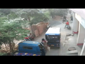 Màn biến mất bất ngờ của người phụ nữ khiến cả con phố hoảng loạn