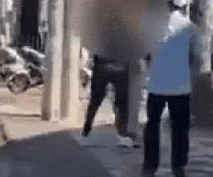 Clip: Cô gái hung hăng, rút dao đâm người tới tấp giữa đường
