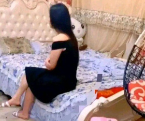 Gái xinh ngồi trong căn phòng ngập rác, dân mạng bàng hoàng thốt lên: 'Nhà vệ sinh công cộng còn sạch hơn!'