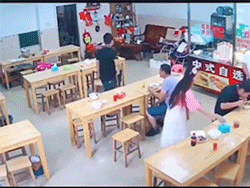 Chủ nhà hàng tá hỏa khi gặp nữ khách 'oanh tạc' giấy ăn không khác một cơn bão