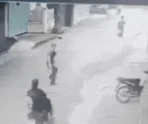 Đi xe máy không đội mũ bảo hiểm, nữ sinh tông ngã công an rồi bỏ chạy