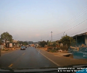 Dựng tóc gáy với nhóm tập lái xe khi gặp thanh niên đánh võng trên đường