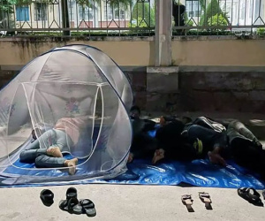 Trắng đêm chờ làm thủ tục nhà đất