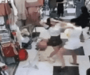 Clip: Tranh chỗ bán hàng, 2 cô gái lao vào choảng nhau túi bụi