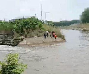 Máy xúc gặp nạn rơi xuống kênh, thanh niên lao mình cứu tài xế, cả hai đều bị cuốn trôi và tử vong