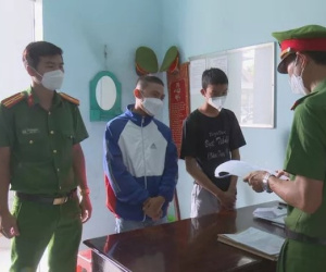 Mang hung khí đi trả thù cho em họ, 2 thanh niên bị bắt về tội giết người