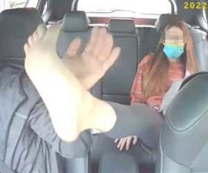 Bị nhắc nhở vì làm chuyện khiếm nhã, cô gái giơ chân dí vào mặt tài xế bắt ngửi, hành động 'vừa ăn cắp vừa la làng' sau đó khiến dân tình 'sôi máu'
