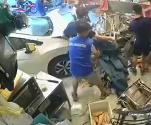 Tài xế ôtô lao vào tiệm bánh mì bị bắt tạm giam 4 tháng
