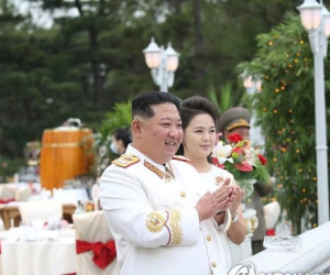 Phu nhân ông Kim Jong-un gây ấn tượng khi xuất hiện với dung nhan yêu kiều