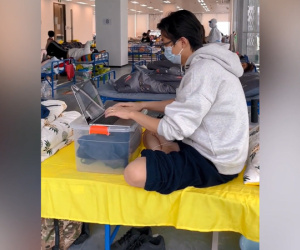 Bệnh nhân Covid-19 ở Thượng Hải vẫn miệt mài làm việc dù ở trong khu vực cách ly