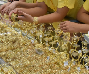 Giá vàng hôm nay 27-4: Tăng trở lại dù USD còn duy trì sức mạnh
