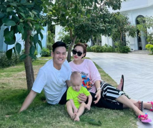 Vợ chồng tuyển thủ Hồ Tấn Tài đi hưởng tuần trăng mật sau cưới, cậu ấm cũng theo cùng