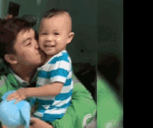 Người bố chạy xe ôm tặng quà cho con trai, phản ứng của cậu bé khiến nhiều người xúc động rơi nước mắt