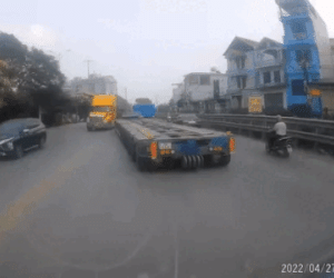 Clip: Container đang đi thì gặp sự cố 'thân rời khỏi đầu', phần đuôi phi thẳng vào container chạy ngược chiều khiến nhiều người thất kinh