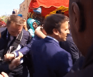 Video Tổng thống Pháp Macron bị người dân quá khích ném cà chua