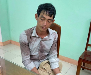 Bắt nghi phạm dùng dao đâm chết vợ giữa đường