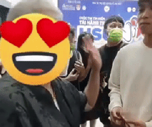 Hồ Văn Cường quay mặt đi khi fan nhắc tới mẹ nuôi Phi Nhung, netizen 'ném đá' dữ dội