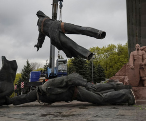 Kyiv kéo xuống tượng đài thời Liên Xô tượng trưng cho tình hữu nghị Nga-Ukraine