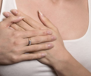 Người phụ nữ vỡ loét đầu ngực vì đắp thuốc nam chữa ung thư vú