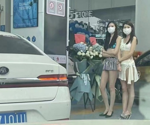 Trạm xăng thuê người mẫu mặc bikini tới quảng cáo: Kẻ nói 'bình thường', người chê 'phản cảm'