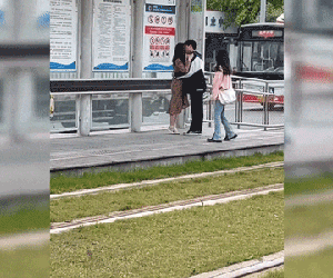 Phẫn nộ với cảnh đôi trẻ thản nhiên hôn hít giữa đường, chị gái đi đường làm một hành động khiến người xem hả hê: 'Dừa lắm!'