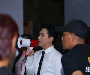 Bất chấp sự cố, Mạnh Quỳnh mướt mồ hôi hát tặng khán giả bằng... loa trong đêm nhạc tưởng nhớ Phi Nhung