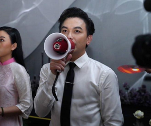 Đêm nhạc Phi Nhung mất điện, Mạnh Quỳnh cầm loa hát trong ánh đèn flash