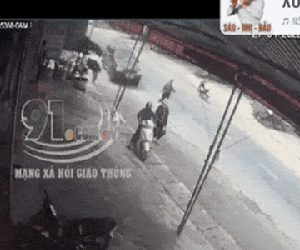Sang đường bất chấp, người phụ nữ bị đâm kinh hoàng