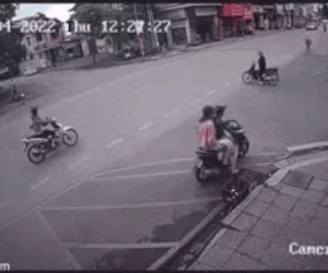 Clip: Hai xe máy tông nhau kinh hoàng giữa ngã tư, nạn nhân nằm bất động tại chỗ, camera 'bóc' lỗi sai nghiêm trọng nhiều người mắc