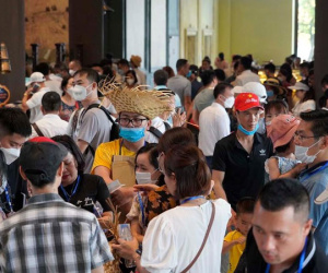 Khách vác đồ ăn, chen chân mua vé tham quan vịnh Hạ Long ngày đầu nghỉ lễ 30/4