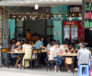 Hạ Long đặc kín khách: Muốn ở phải ké nhà dân, ăn hải sản phải xếp hàng