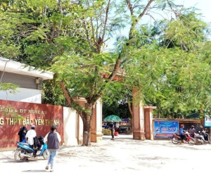 Đình chỉ công tác thầy giáo tát học sinh lớp 10 thủng màng nhĩ vì dùng điện thoại