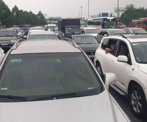 Người dân đi chơi lễ 30/4, cửa ngõ TP.HCM ùn tắc nghiêm trọng