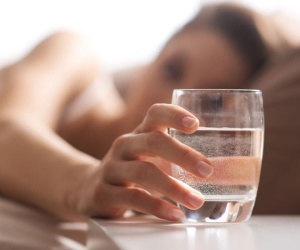 Uống một cốc nước ấm sau khi ngủ dậy tương đương với việc uống vi khuẩn? Nhiều người không hiểu, bác sĩ sẽ phổ biến cho bạn