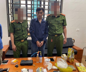 Bắt khẩn cấp kẻ buôn 4 kg ma túy đá, 1 bánh heroin mang theo 2 khẩu súng
