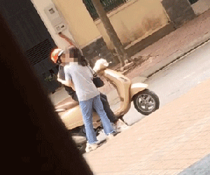 Cặp đôi hôn nhau ngấu nghiến giữa ban ngày ở khu vực đông nhà dân bị chỉ trích