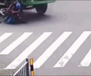 Clip: Va chạm với xe tải, người đàn ông thoát chết khó tin