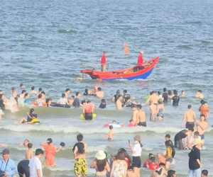 Cứu hộ Sầm Sơn căng mình giữa biển người, cứu kịp bé trai 5 tuổi bị đuối nước