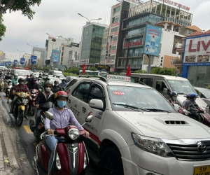 Ùn tắc nghiêm trọng tại TP HCM và Hà Nội ngày đầu nghỉ lễ 30-4, 1-5