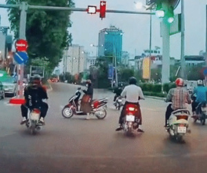 Nữ 'Ninja Lead' hồn nhiên đứng giữa đường bấm điện thoại, nhiều người ngoái nhìn với ánh mắt khó hiểu