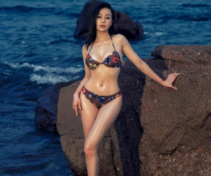 Phương Oanh 'đốt cháy' mạng xã hội với bikini cực nóng bỏng