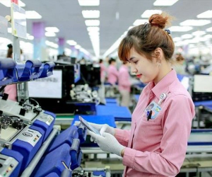 Chuyện cô gái không được nghỉ lễ ngày 30/4 và 1/5, lương cũng chẳng tăng: Dân tình tranh cãi gay gắt