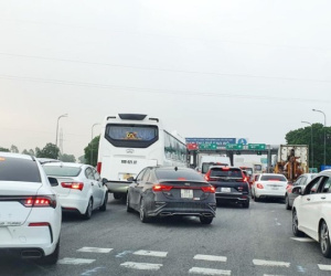 Ngày đầu nghỉ lễ: Nhiều trạm thu phí phải xả trạm