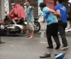 Mặc cho con gái đang khóc, ông bố vẫn hung hăng lao vào cuộc ẩu đả