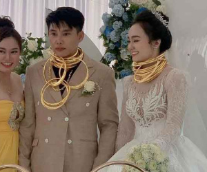 Cặp đôi gồng mình đeo 40 cây vàng, chú rể phụ vợ 'gánh' kiềng