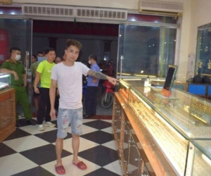 Bị đòi nợ, nam công nhân làm liều cướp giật tài sản của tiệm vàng
